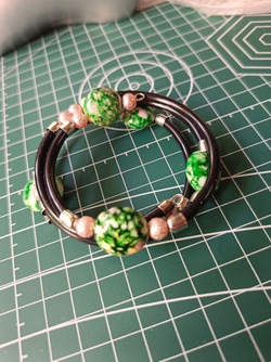 Нежный жемчужный браслет со стеклянным тюльпаном