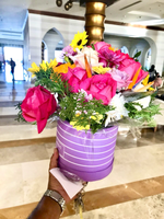 Розы, хризантемы и зелень в коробке