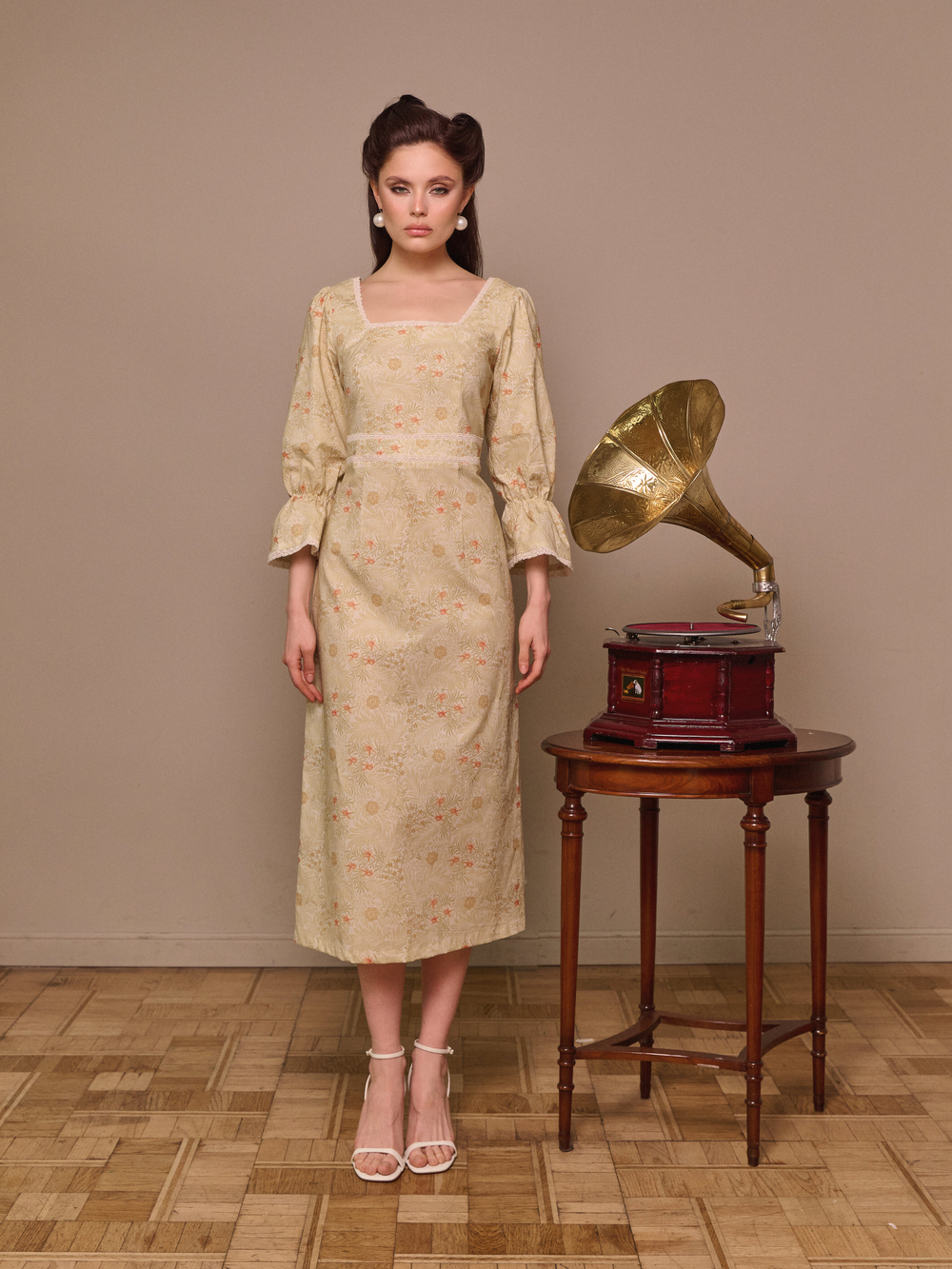 Платье с квадратным вырезом