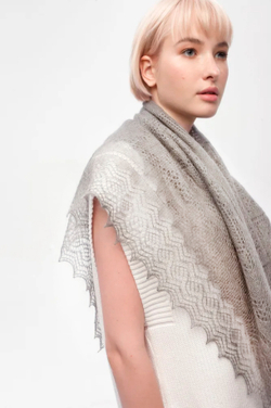 Оренбургский пуховый платок с шелком АШ100-03 серый