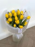 Букет из 15 желтых тюльпанов и форзиции