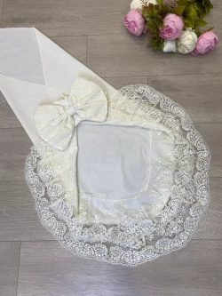 Кружевной уголок и бант на выписку