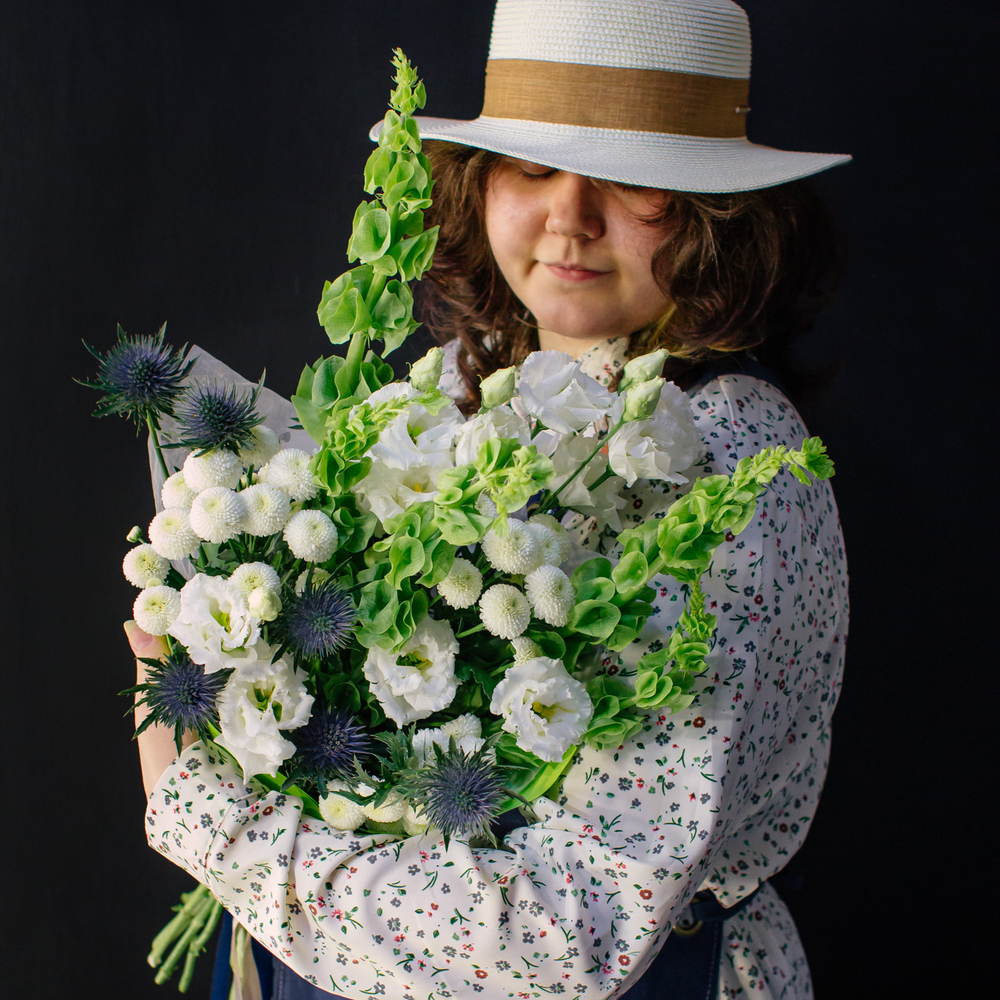 12. Современный букет с молюцеллой и эрингиумом