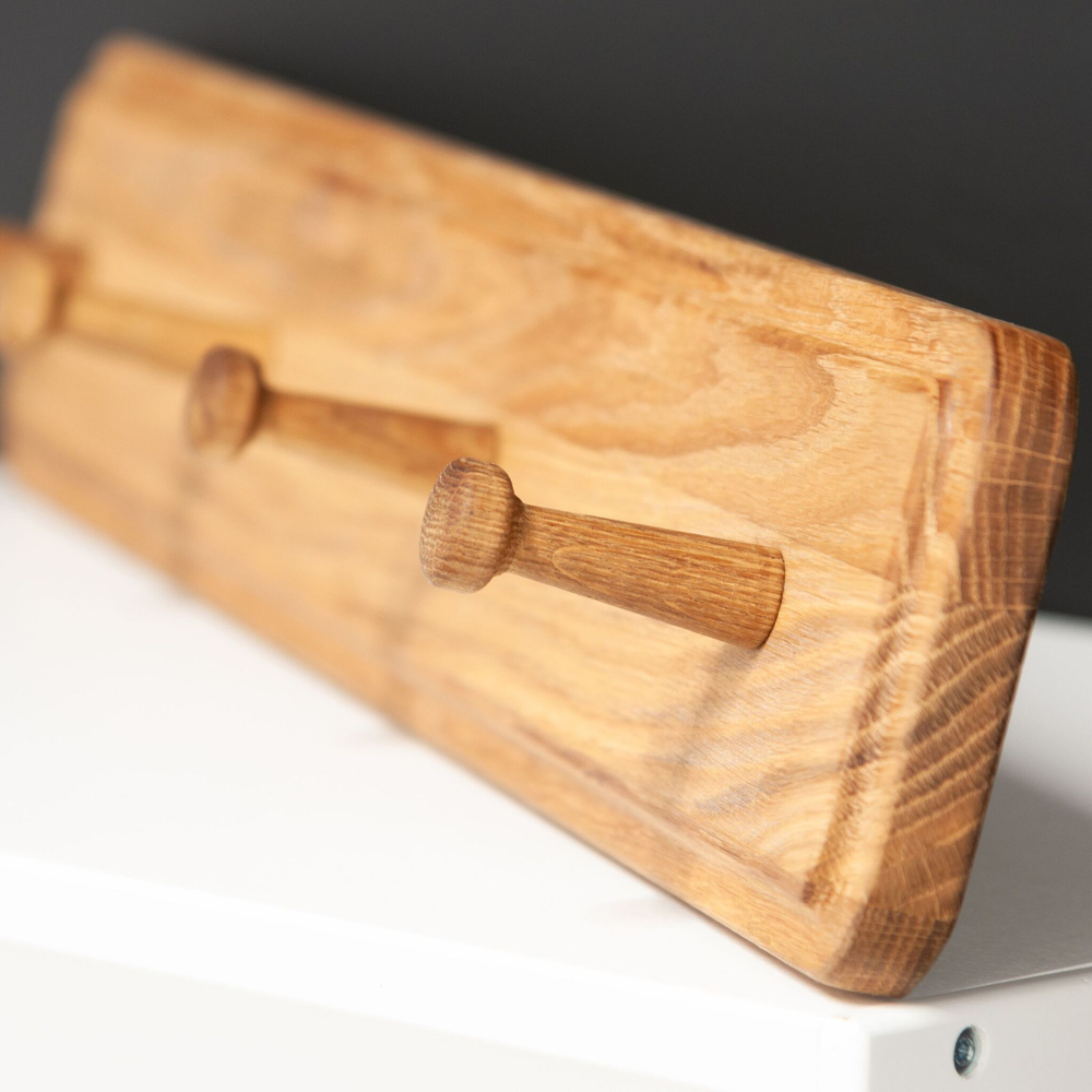 Настенная вешалка для одежды из дуба