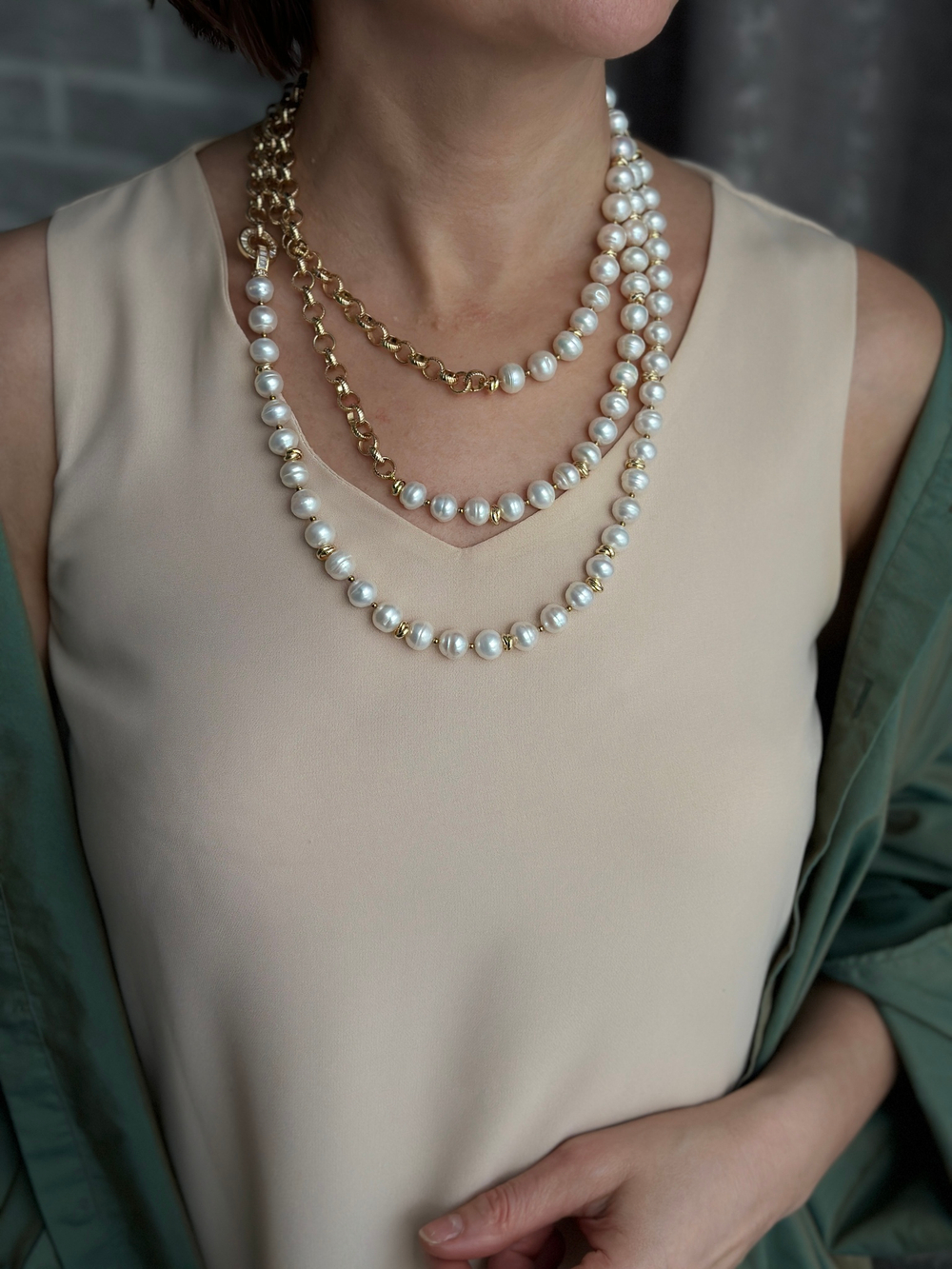 Нить трансформер из белого речного жемчуга и цепочки с насечками и цирконами, оттенок золото