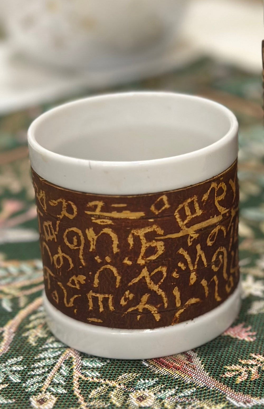 Кружка малая фарфоровая без ручки с берестой. Коллекция Азбука Стефана Пермского (исп. мастера А.Л. Чичкарёва)