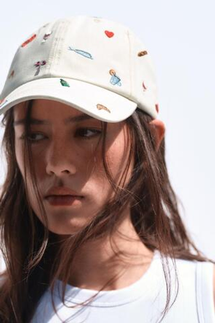 ZARA КЕПКА ИЗ ТВИЛА С ЭФФЕКТОМ ПОТЕРТОСТИ И ВЫШИВКОЙ, ЭКРЮ