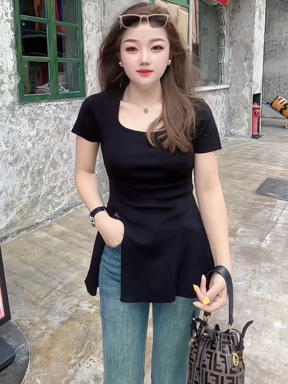 Женская удлиненная футболка с боковыми разрезами