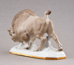 Зубр. Фарфоровая скульптура. С.И Вайнштейн-Машурина. Дмитровский фарфоровый завод.