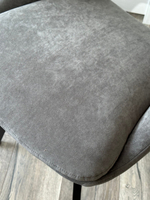 Стул М-City DISAUR Асп (Asp), поворотный на поворотный на 360 градусов, B28 темно-серый, Велюр, Черный каркас