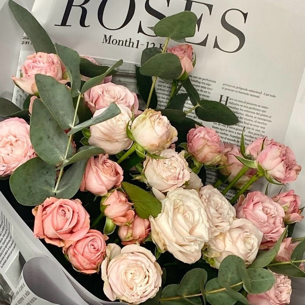 Букет из пионовидной розы «Мадам бомбастик» с эвкалиптом 7 штук