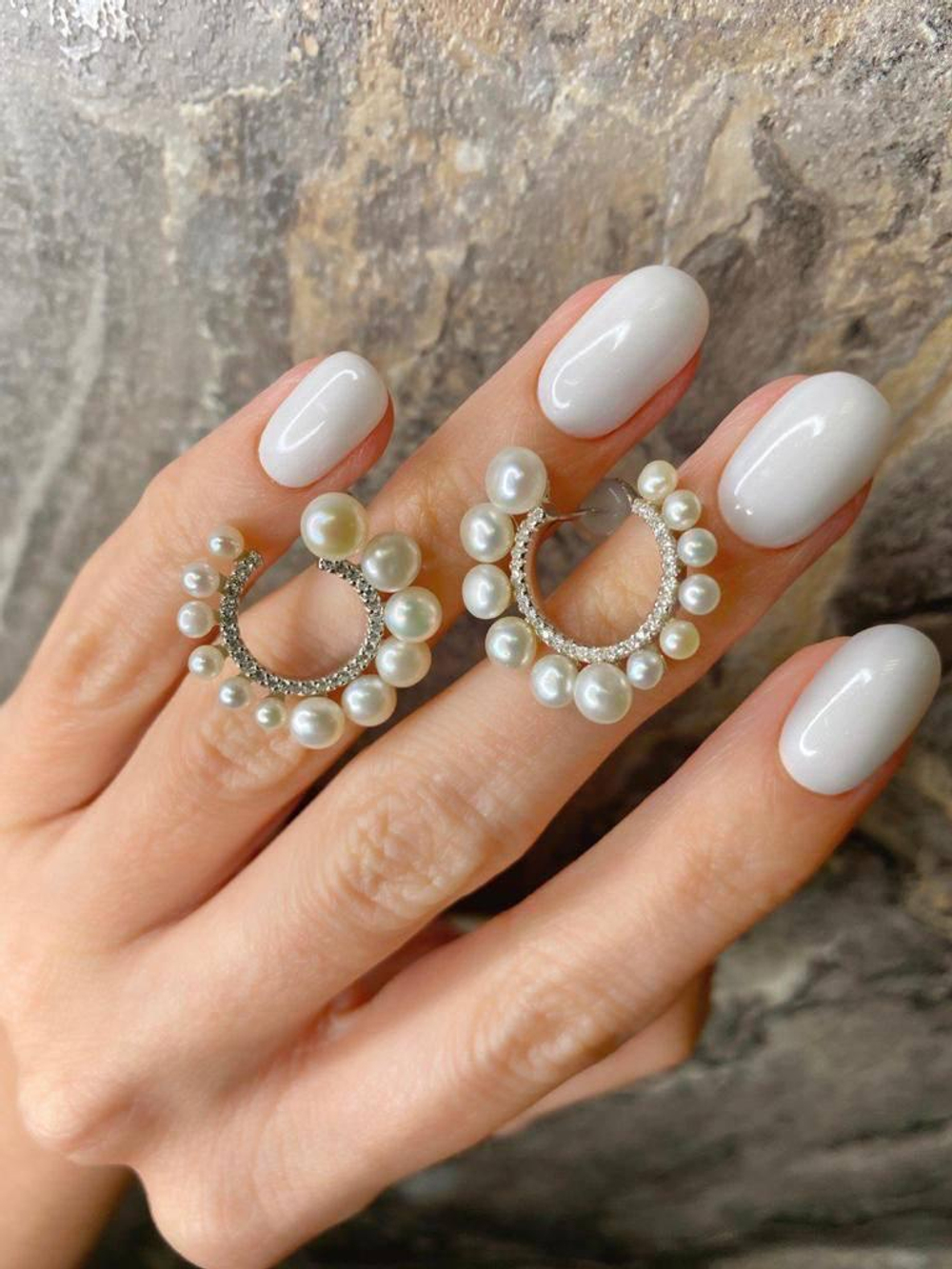Роскошные серьги Pearl light не оставят никого равнодушным. Магический блеск камней так и проковывает взгляд. Холодный цвет металла и стильная форма смотрятся обворожительно, наделяя свою обладательницу особым шармом и загадочностью. Столь необычный аксессуар будет лаконично смотреться в любом образе, хорошо гармонируя с другими ювелирными украшениями, более простого дизайна.  Порадуйте себя, выбрав именно эту модель. Купить серьги из серебра по доступной цене вы можете на нашем сайте. Они подчеркнут ваш безупречный вкус, чувство стиля, станут изюминкой ювелирного гардероба. Доставка изделия возможна в любую точку столицы и регион России.