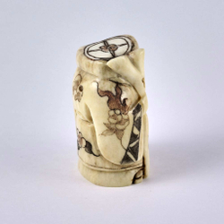 Нэцкэ Дзюродзин с посохом и табличкой "Счастье"