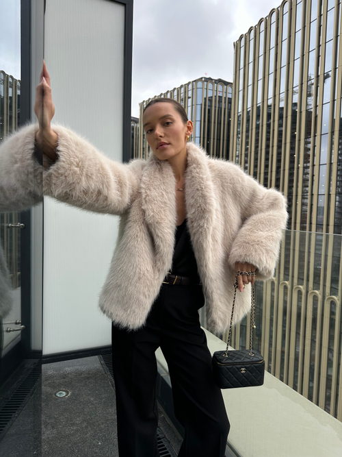 Шуба из эко-меха укороченная кремовая