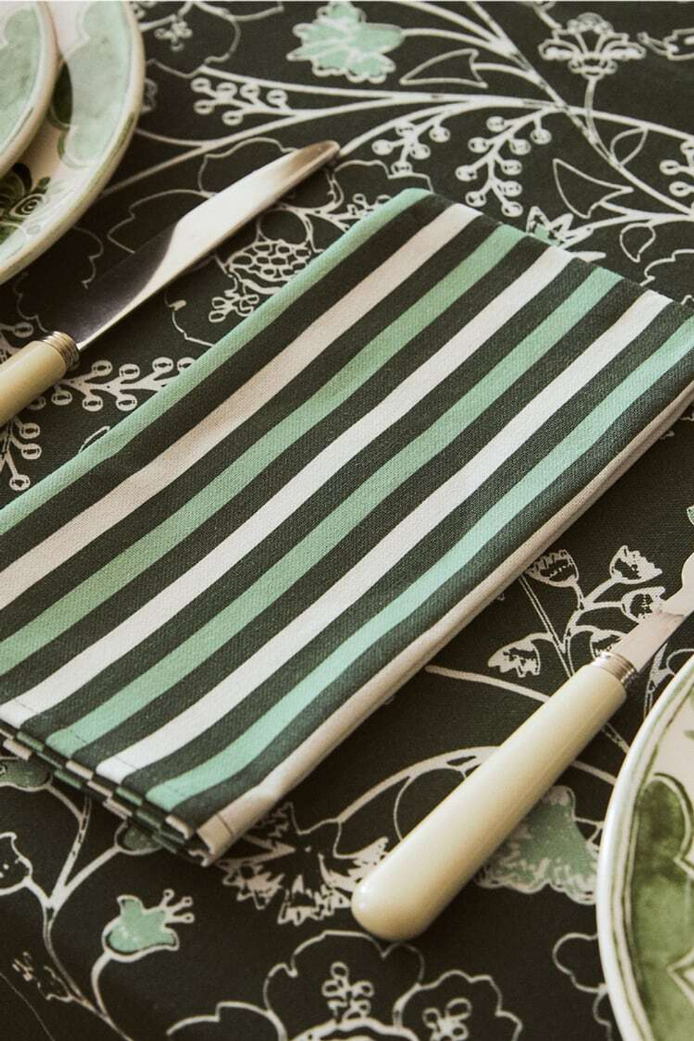 ZARA HOME УПАКОВКА ХЛОПЧАТОБУМАЖНЫХ САЛФЕТОК С ЦВЕТОЧНЫМ РИСУНКОМ (УПАКОВКА ИЗ 2 ШТУК), ЗЕЛЕНЫЙ