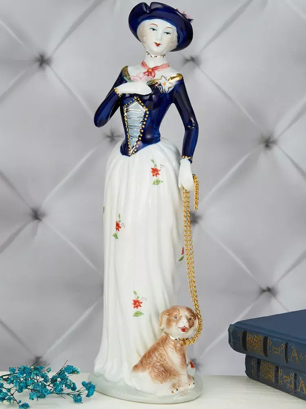 Фарфоровая статуэтка "Девушка с собачкой" YW-33391