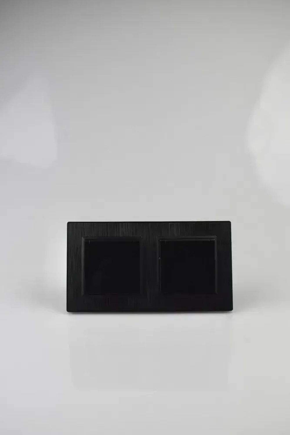 Розетка двойная с крышкой черная