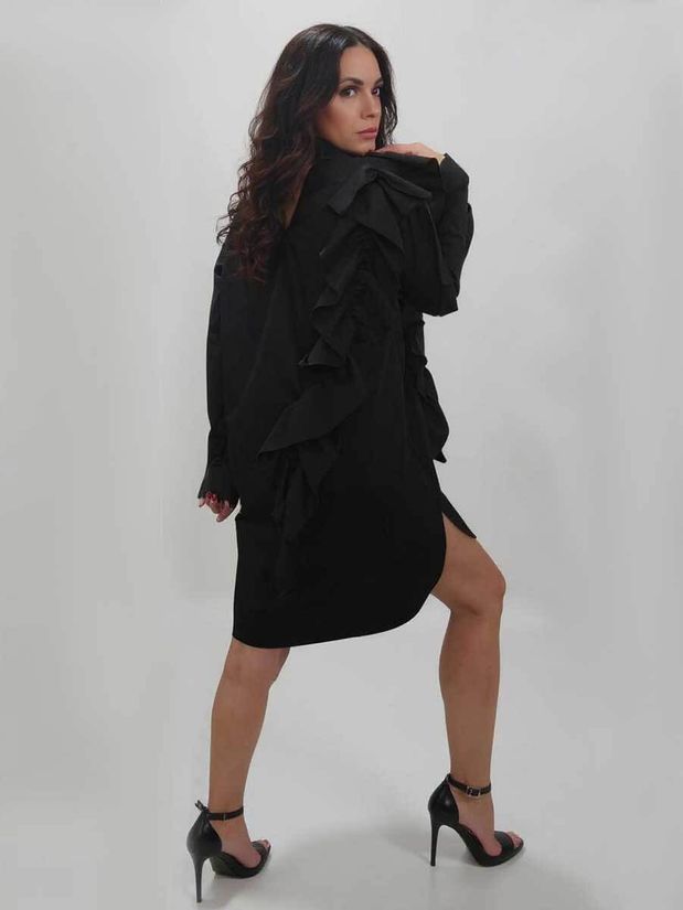 Платье-рубашка с воланом по плечу , черное