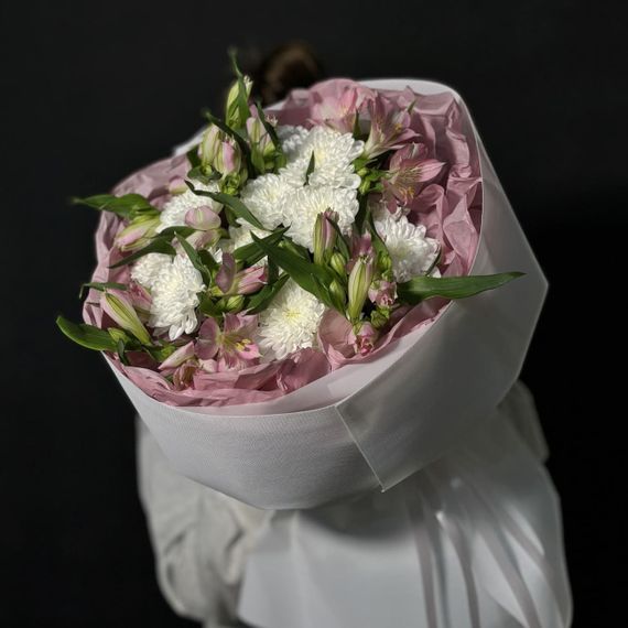 Букет из кустовых хризантем и альстромерий