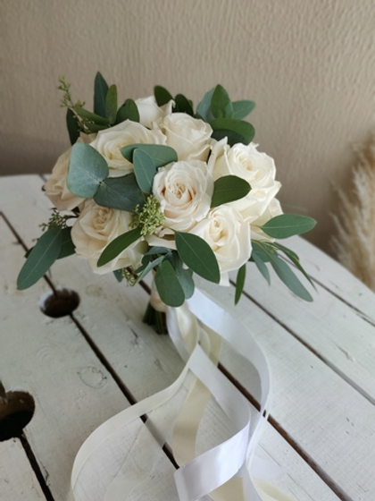 Букет невесты с белыми розами и эвкалиптом.