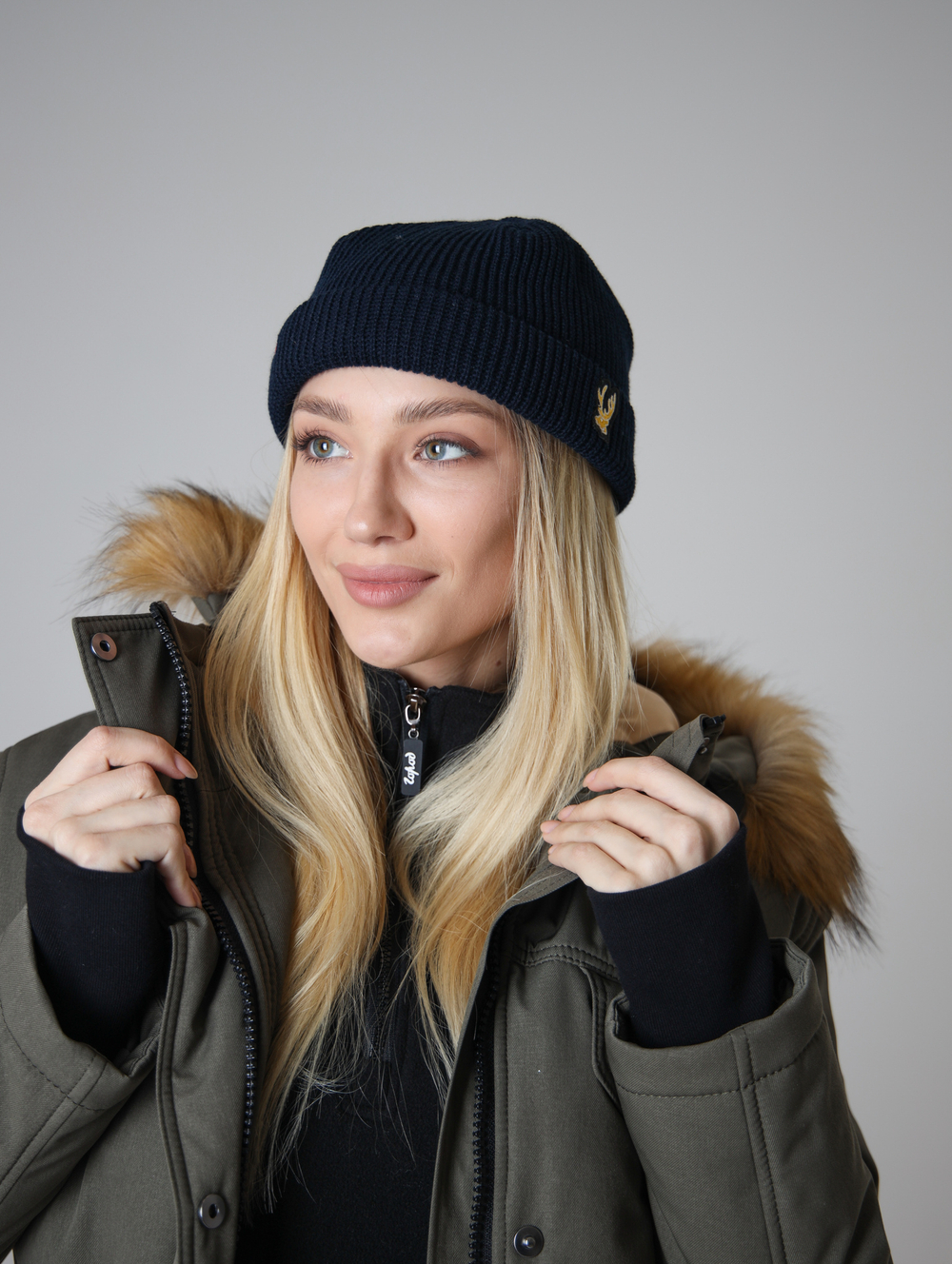 Шапка короткая синяя Город Горький олень желтый