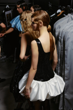 Платье мини из атласа и пайеток с декоративными элементами