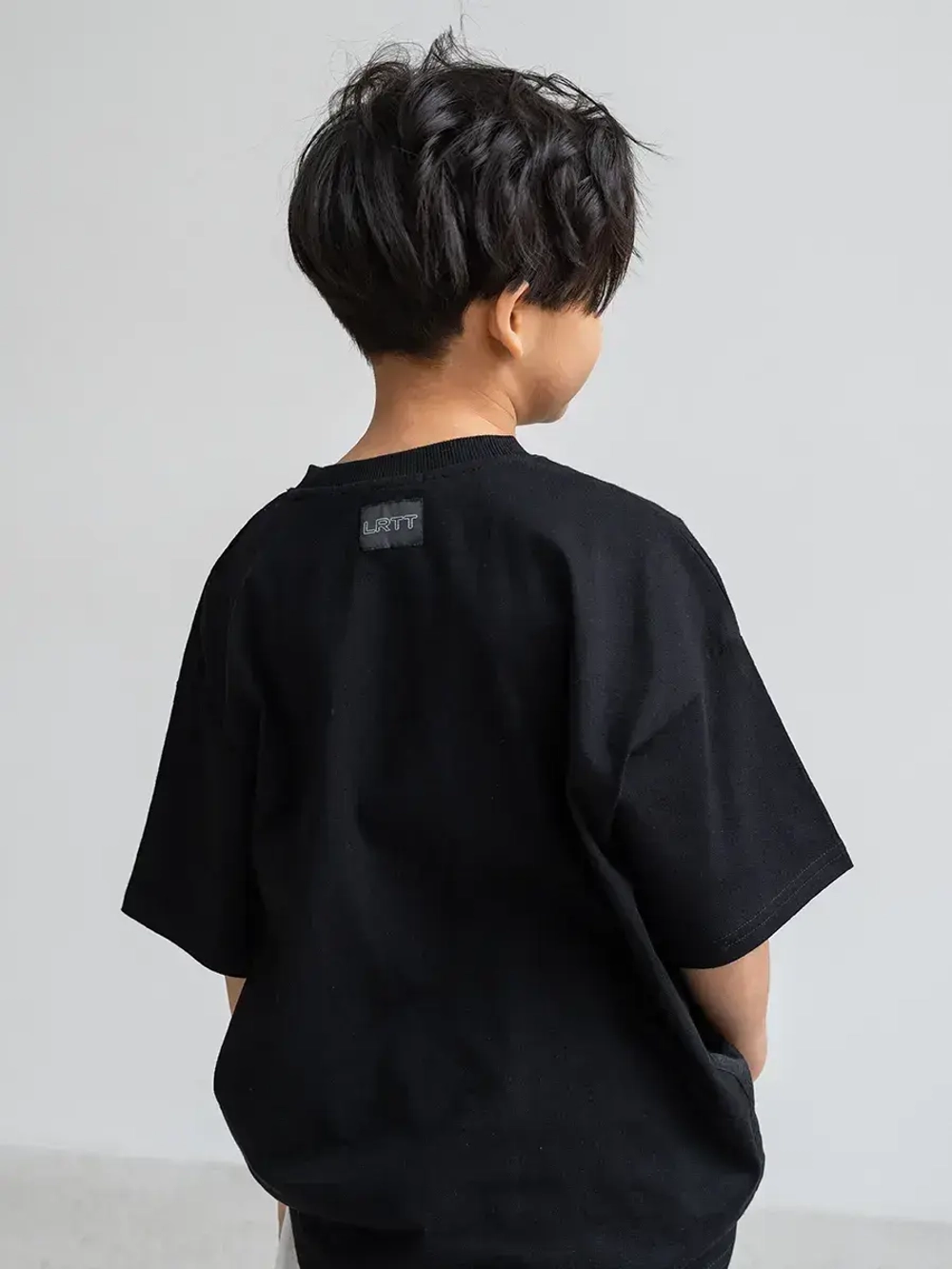 Черная футболка для мальчика в школу