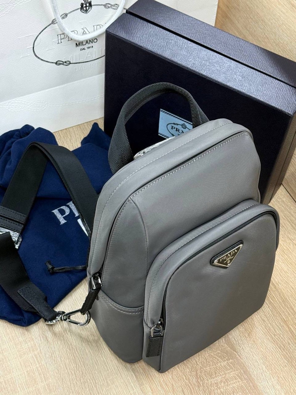 Рюкзак-слинг Prada