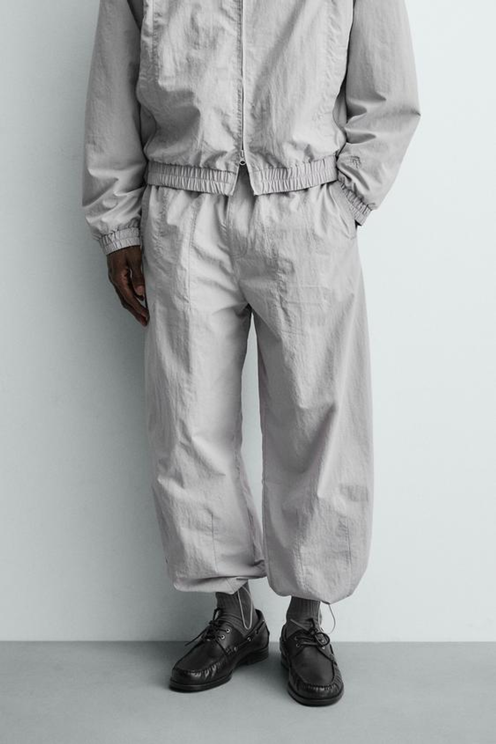 ZARA ДЖОГГЕРЫ ИЗ ВЫСОКОТЕХНОЛОГИЧНОЙ ТКАНИ С КОНТРАСТНЫМИ ПОЛОСАМИ, СВЕТЛО-СЕРЫЙ