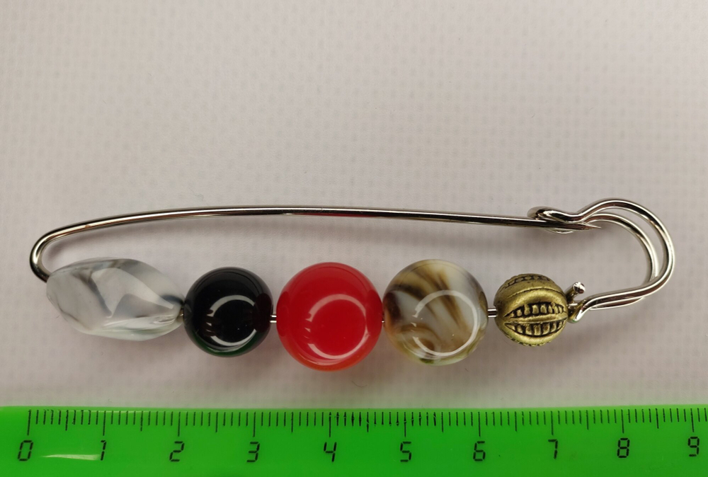 Булавка брошь "Цветные камешки" для кардигана,  пальто, платков, костюмов, одежды. .Цвет серый чёрный красный.