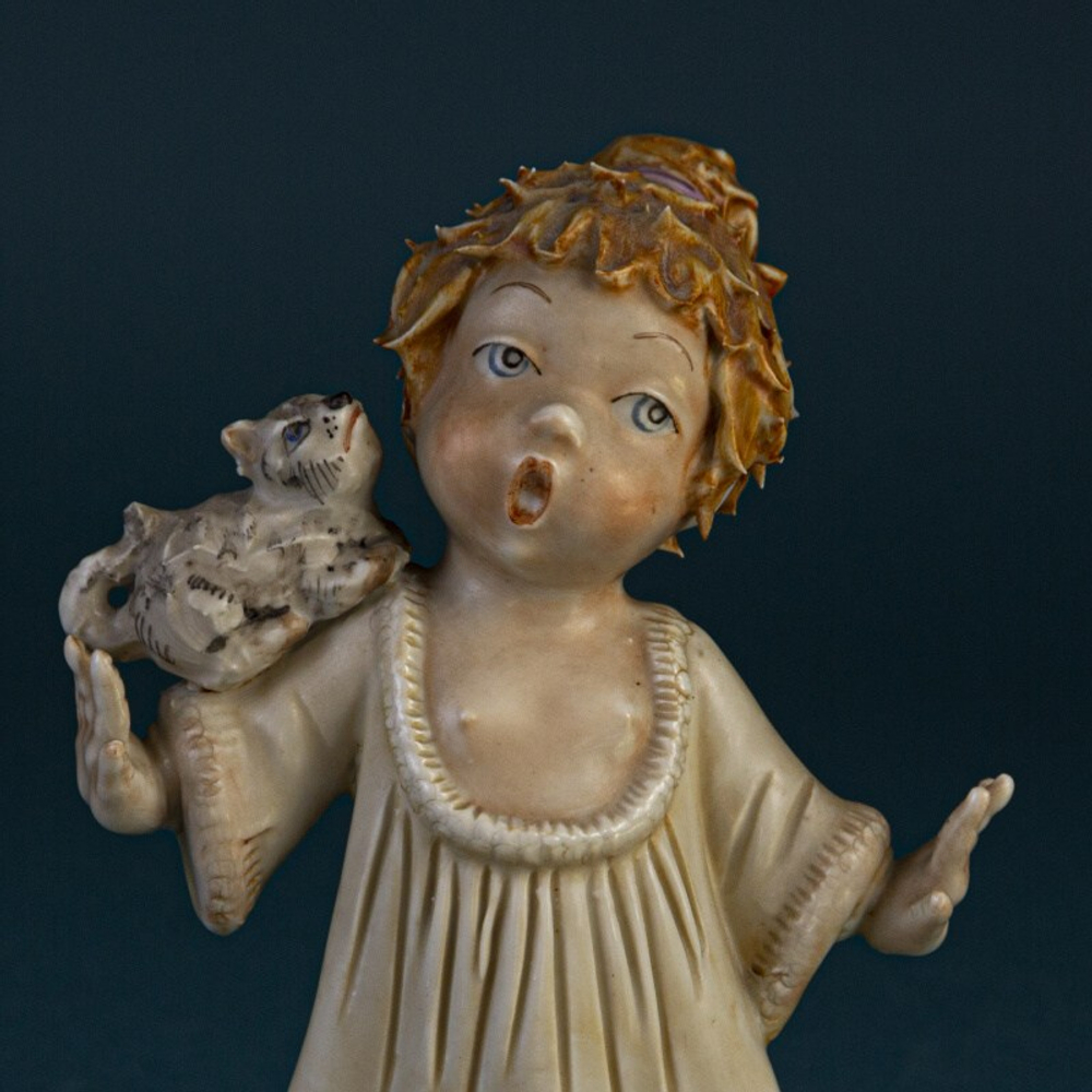 Фарфоровая мануфактура Capodimonte «Девочка с кошечкой»