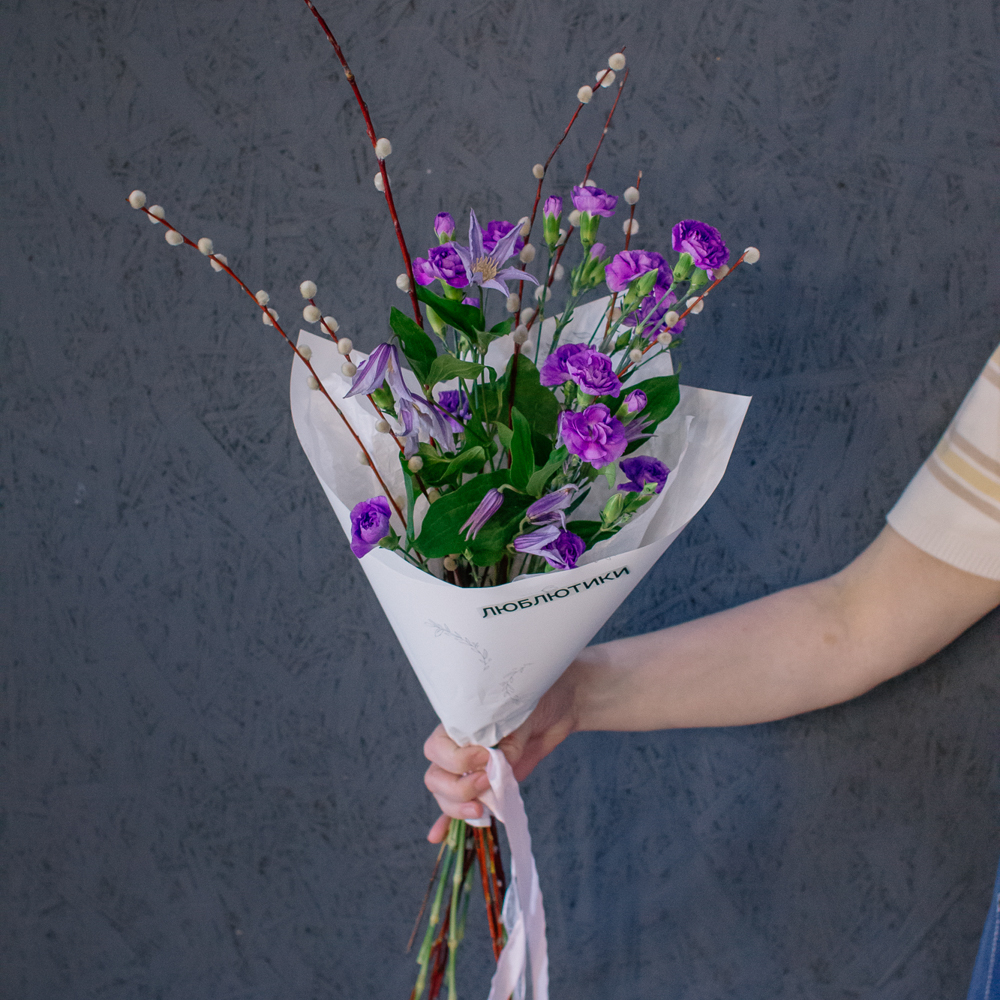 160. Яркий весенний букет с гвоздикой, клематисом и веточками вербы