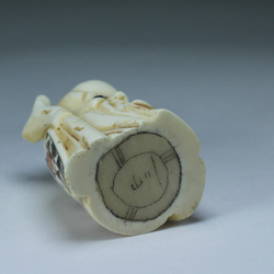 Нэцкэ Шоусин с посохом и табличкой пожелания счастья