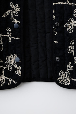 ZARA СТЕГАНАЯ КУРТКА С КОНТРАСТНОЙ ВЫШИВКОЙ, ЧЕРНЫЙ/ЭКРЮ