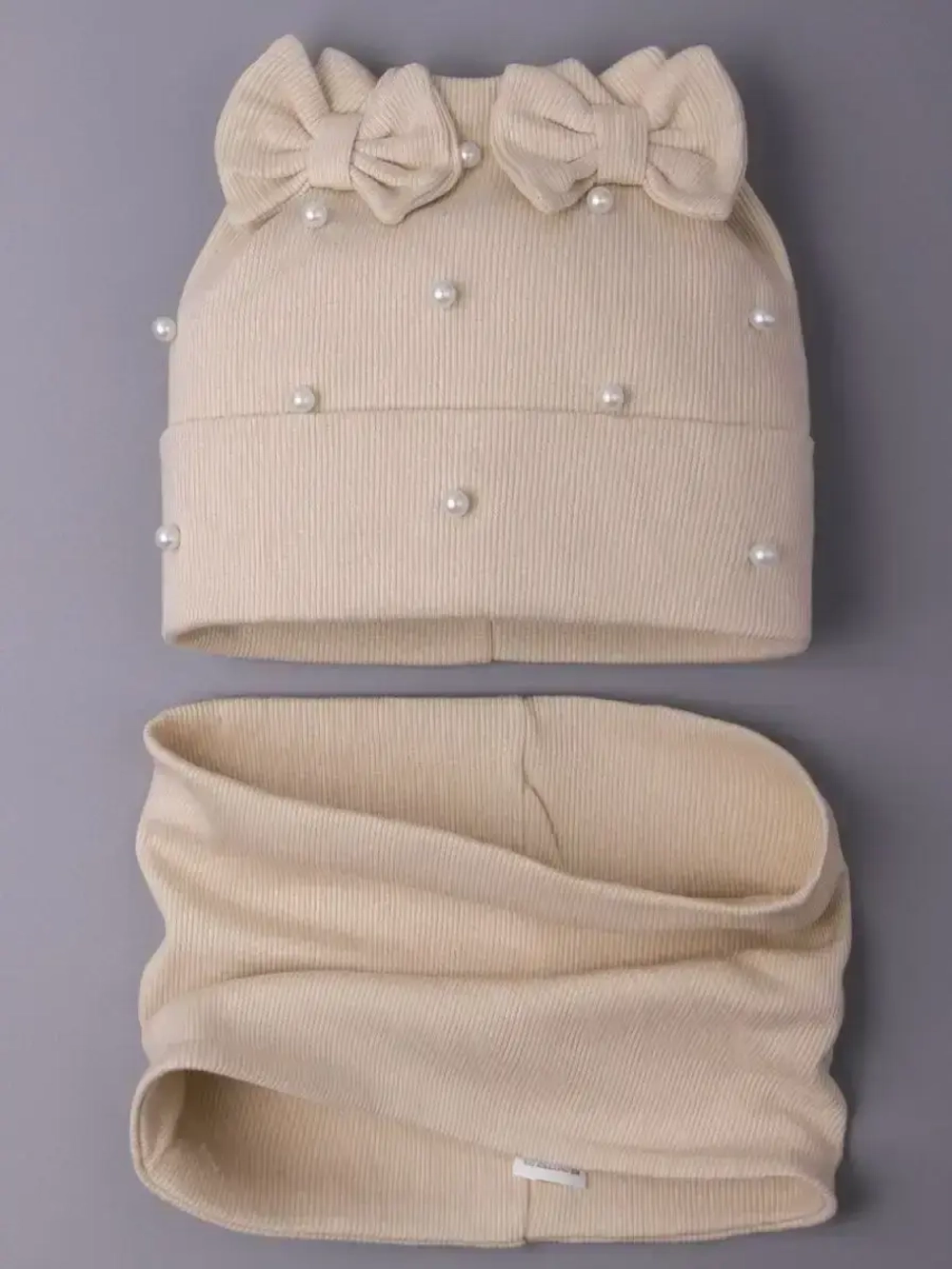 Шапка для девочки на осень с бусинами и снуд