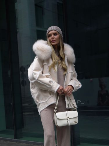 Бежевая дубленка с мехом песца на капюшоне