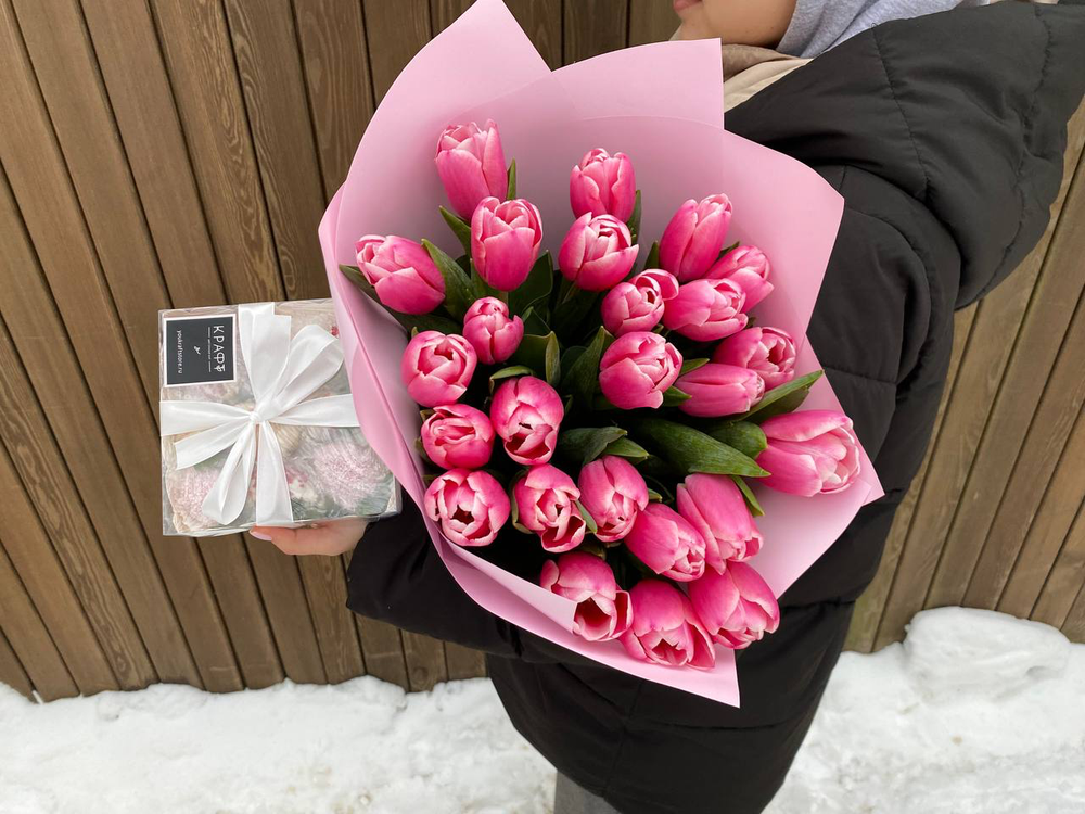 Комбо 25 тюльпанов + коробочка на 9 клубник