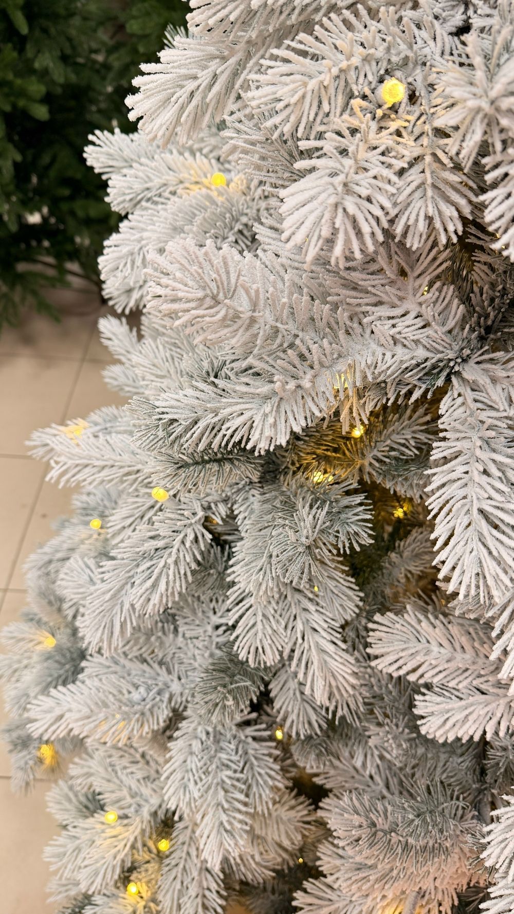 Заснеженная елка с гирляндой встроенной «Летиция» (Литая хвоя) 270 см / 2,7 м