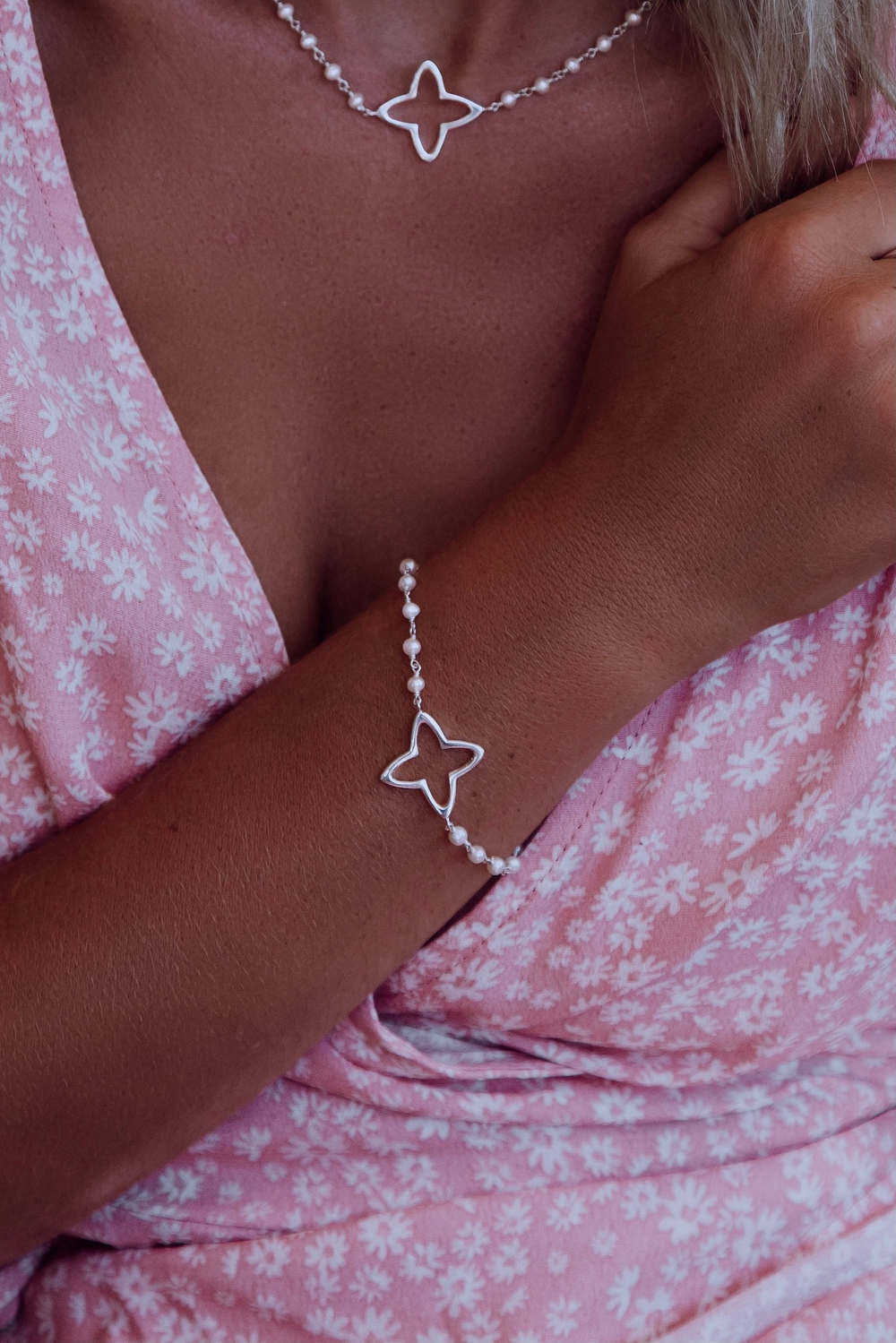 Браслет «Клевер» на цепочке из белого жемчуга