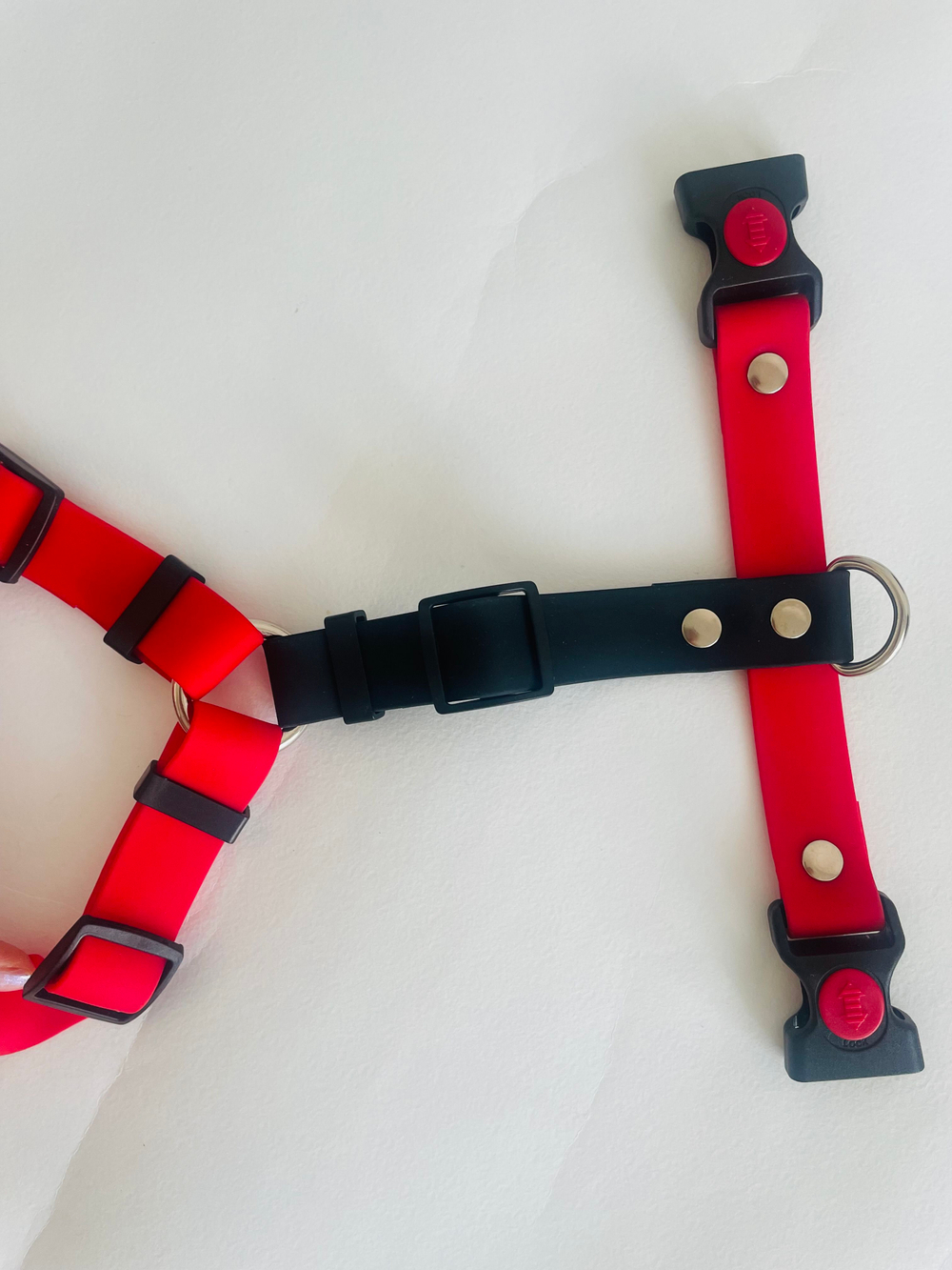 Шлейка для собак, Биотан, 25 мм , L размер ,средние и крупные породы, красный и черный