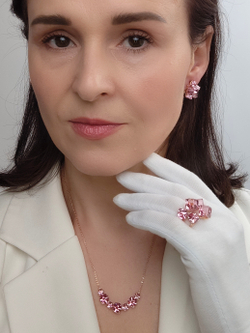 Кольцо коктейльное Мираж с розовыми кубиками Swarovski