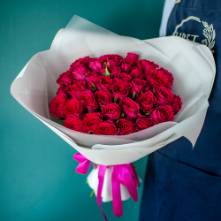 35 Кенийских малиновых роз в белом оформлении
