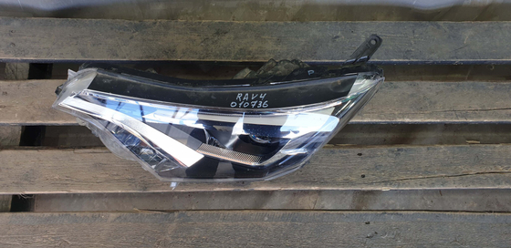 Фара левая LED Toyota RAV4 IV (XA40) 15-19 Б/У Оригинал 8118542680