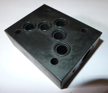 EB33538 - Плита модульная Ду10, ISO 4401-05 / CETOP 05, отводы G3/8" от каналов А и В, сталь