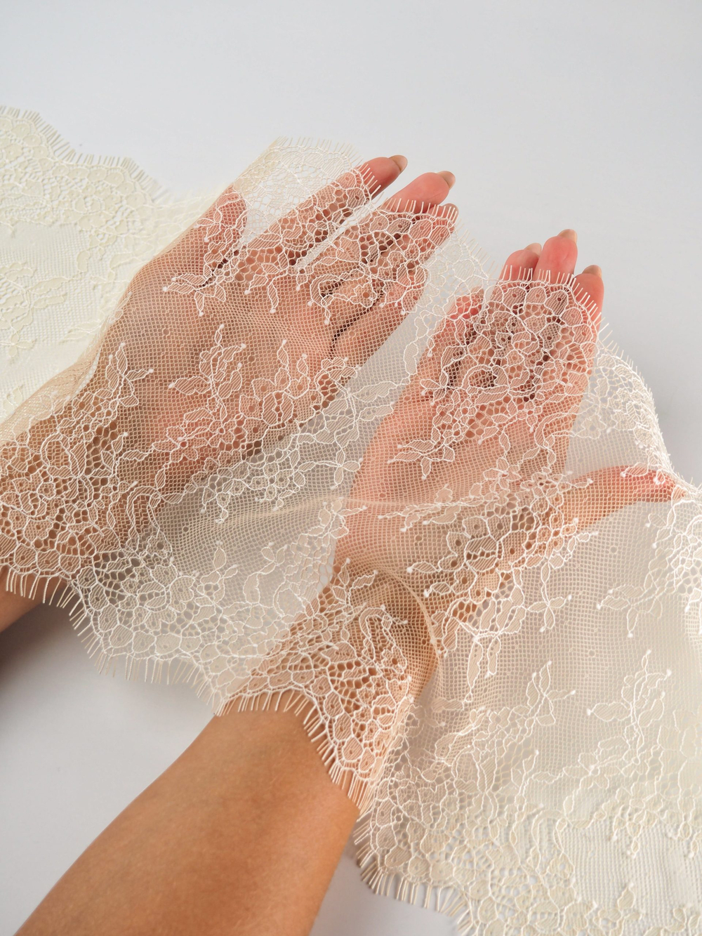 Кружево шантильи бежевое по Лауме неэластичное ширина 23 см ОТРЕЗ 1 м