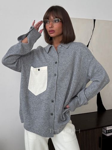 Серая трикотажная рубашка из кашемира с белым карманом