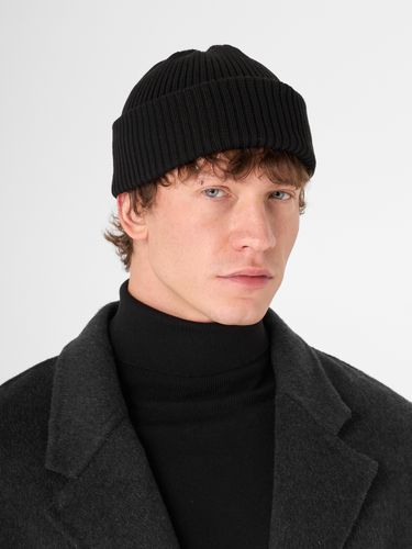 Хлопковая шапка в черном цвете