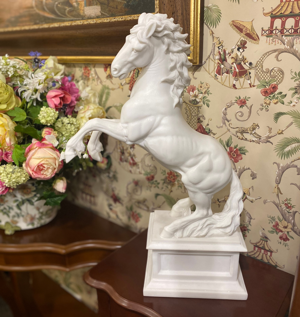 Лошадь белая на пьедестале