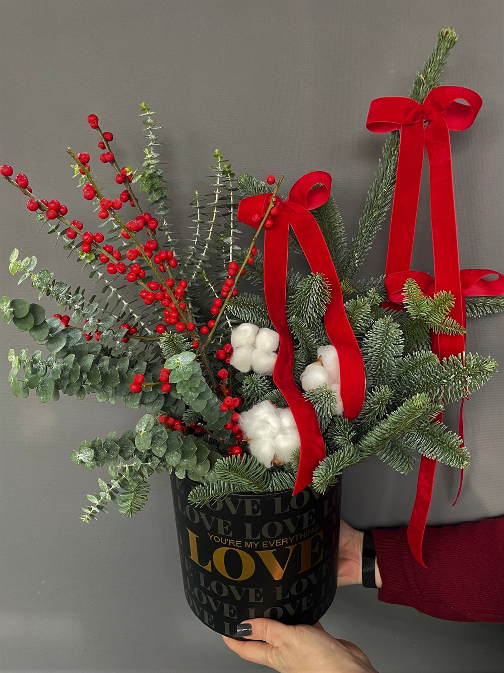 Композиция из нобилиса с илексом и хлопком