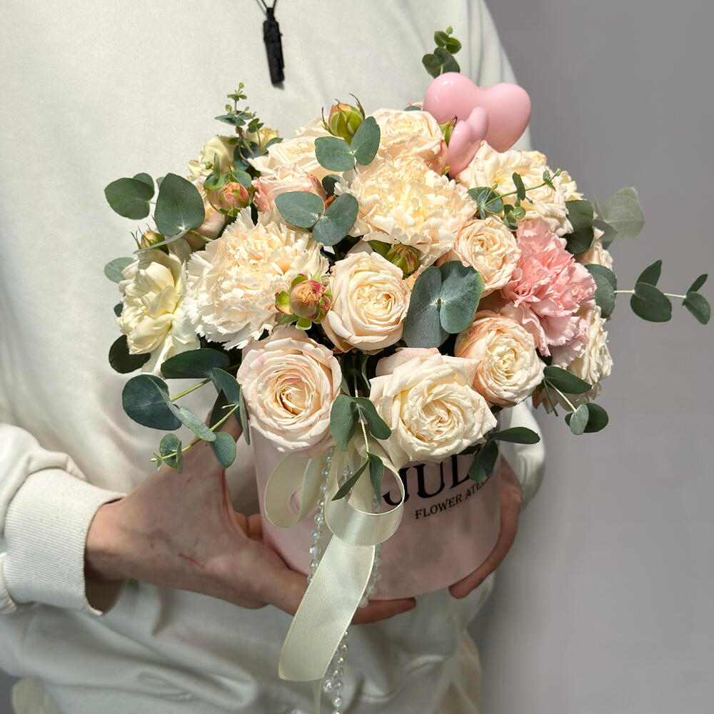 «Мадумуазель Коко» Цветы в коробке с кустовой пионовидной розой Мадам бомбастик